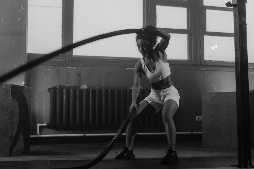 Athlet flippt einen schweren Traktorreifen – funktionelles Strongman-Training